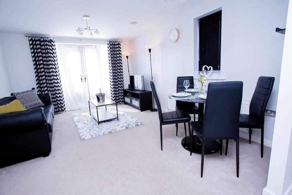 Mills Apartment - Two Bedroom En-Suite Apartment Northampton Esterno foto