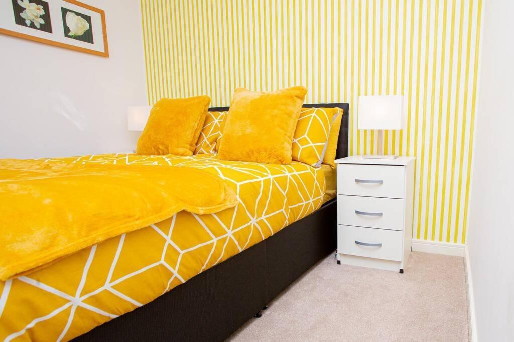Mills Apartment - Two Bedroom En-Suite Apartment Northampton Esterno foto