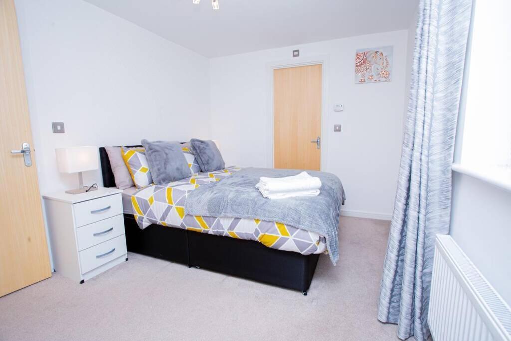 Mills Apartment - Two Bedroom En-Suite Apartment Northampton Esterno foto